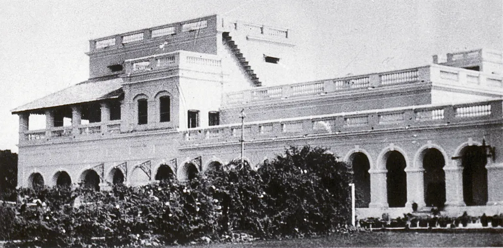 മോത്തിലാൽ നെഹ്റു 1898 ൽ വാങ്ങിയ വിക്ടോറിയൽ ശൈലിയിലുള്ള ഈ ബംഗ്ലാവാണ് പിന്നീട് ആനന്ദ് ഭവൻ ആയി മാറിയത്. 1930-ൽ സ്വരാജ് ഭവൻ എന്ന് പേരിടുകയും ചെയ്തു.