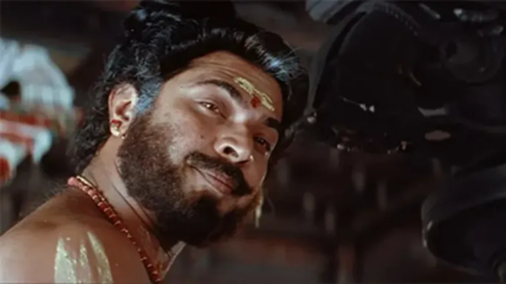 വടക്കൻ വീരഗാഥയിൽ ചന്തുവായി മമ്മൂട്ടി. മാടയേയും പട്ടേലരേയും ചന്തുവിനേയും കണ്ടു. ഇന്നലെകളിലെ എല്ലാ ഗന്ധർവന്മാരേയും എല്ലാ ഗോഡ്ഫാദർമാരേയും തേടിപ്പോയ സകല ചുരവും താഴ് വാരവും കണ്ടുതീർത്ത യാത്രകൾ.