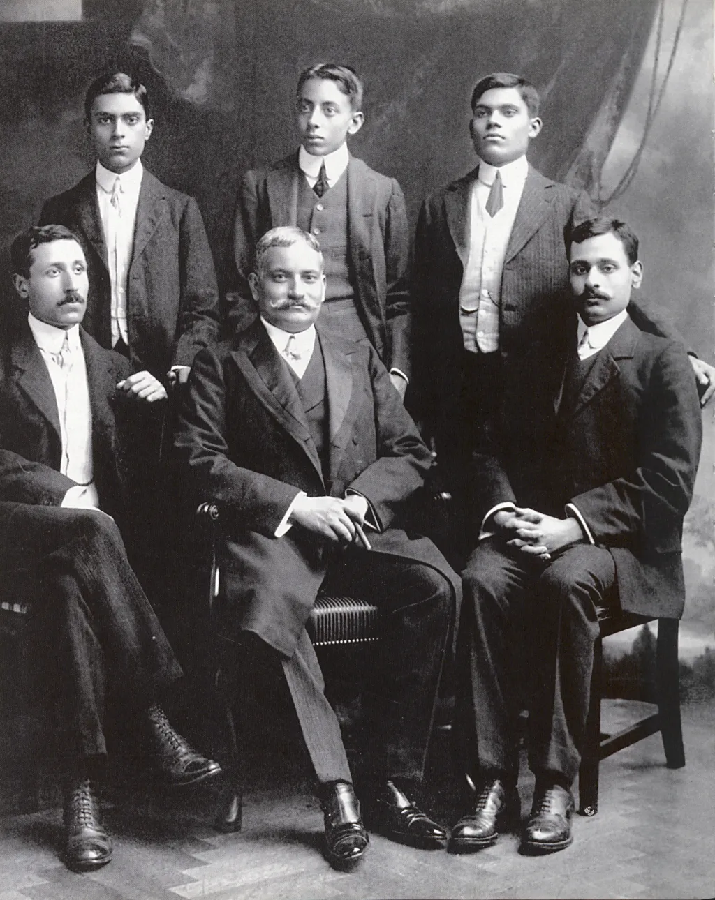 മോത്തിലാൽ നെഹ്റു മകൻ ജവഹർ ലാലിനും മറ്റു സഹോദര പുത്രന്മാർക്കുമൊപ്പം.