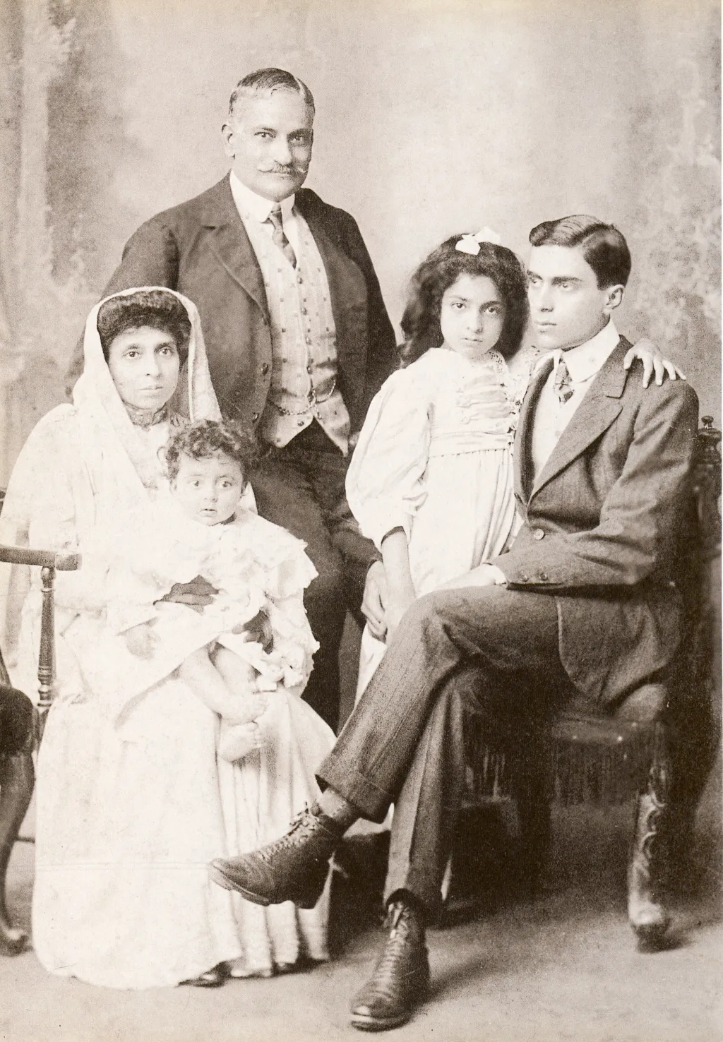 മോത്തിലാൽ നെഹ്റു കുടുംബത്തോടപ്പം 20-ാം നൂറ്റാണ്ടിന്റെ ആദ്യ വർഷങ്ങളിൽ.