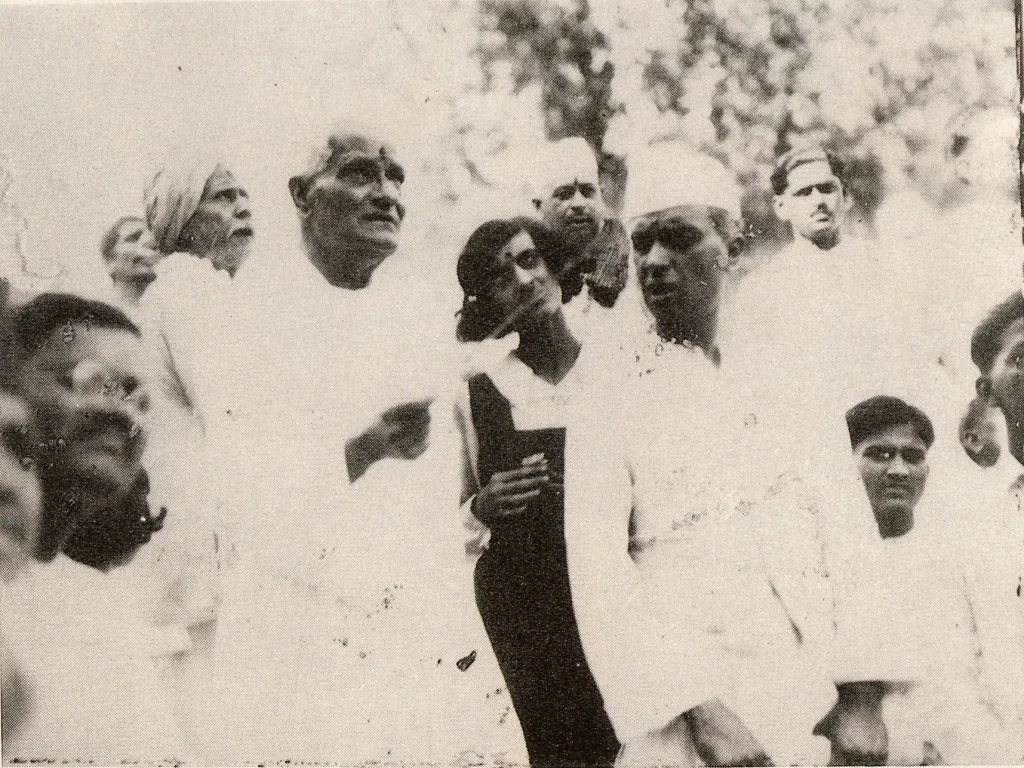 മോത്തിലാൽ നെഹ്റു ജവഹർലാൽ നെഹ്റുവിന്റെയും ഇന്ദിരയുടെയും സാന്നിധ്യത്തിൽ സ്വരാജ് ഭവൻ എന്ന് പുതിയ പേരിട്ട ആനന്ദ് ഭവൻ 1930 ഏപ്രിൽ ഒമ്പതിന് രാജ്യത്തിന് സമർപ്പിക്കുന്നു.