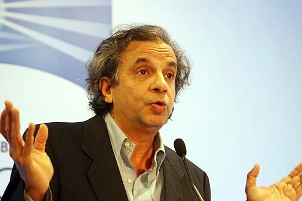 തത്വചിന്തകൻ അഖീൽ ബിൽഗ്രാമി. ക്രിസ്ത്യൻ പള്ളികളിൽ പോകുന്നവരുടെ എണ്ണം 20-ാം നൂറ്റാണ്ടിൽ ക്രമമായി കുറഞ്ഞുവന്നിരുന്നുവെന്ന് ബിൽഗ്രാമി സ്വന്തം അനുഭവത്തിന്റെ അടിസ്ഥാനത്തിൽ നീരിക്ഷിക്കുന്നുണ്ട്. മതത്തോടുള്ള നിസ്സംഗതയായിരുന്നു ഈ പിന്മാറ്റത്തിന് ഹേതു. 