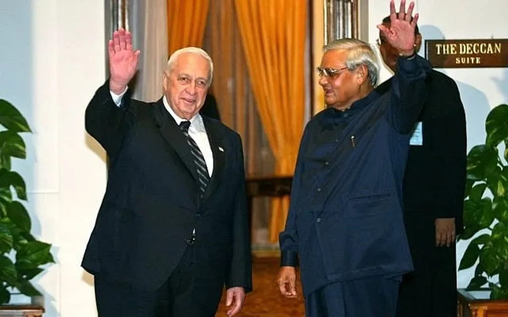 ഇസ്രായേൽ മുൻ പ്രധാനമന്ത്രി ഏരിയൽ ഷാരോണും മുൻ ഇന്ത്യൻ പ്രധാനമന്ത്രി അടൽ ബിഹാരി വാജ്പേയിയും. സാബ്ര-ഷാറ്റില കൂട്ടക്കൊലയുടെ സൂത്രധാരനായ ഷാരോണിനെ എൻ.ഡി.എ നേതാക്കൾ മാത്രമല്ല കോൺഗ്രസ് നേതാക്കളും ആരതി ഉഴിഞ്ഞു സ്വീകരിക്കുകയാണുണ്ടായത്.