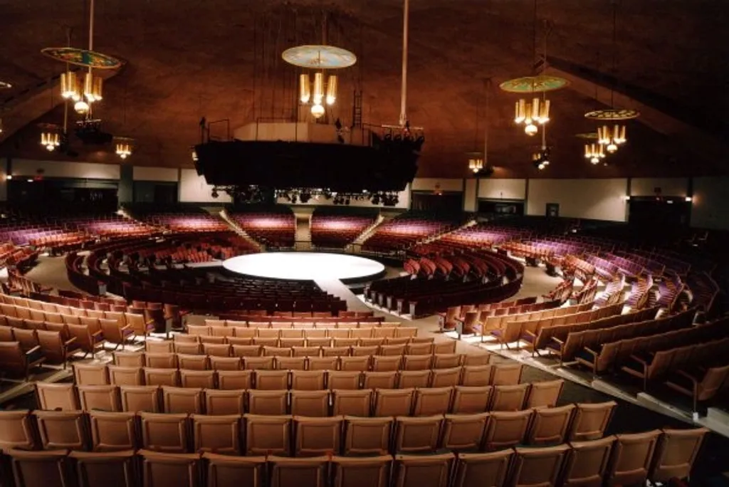 വൃത്താകൃതിയിലോ ചതുരാകൃതിയിലോ ഓവൽ ആകൃതിയിലോ രൂപകൽപ്പന ചെയ്ത വലിയ വേദികളെയാണ് അരീന എന്ന് വിളിക്കുന്നത്.