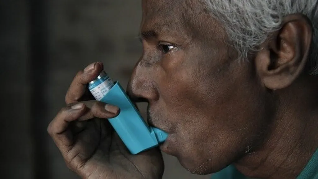 തൊഴിൽജന്യ ആസ്ത്മയുടെയും COPD യുടെയും ചികിത്സയും മറ്റു കാരണങ്ങളാലുണ്ടാകുന്ന ഇത്തരം രോഗങ്ങളുടെ ചികിത്സയും തമ്മിൽ കാര്യമായ വ്യത്യാസമൊന്നുമില്ല. ഇൻഹേലറുകൾ വഴി മരുന്നുകൾ നൽകുന്ന ചികിത്സ തന്നെ പ്രധാനം. 