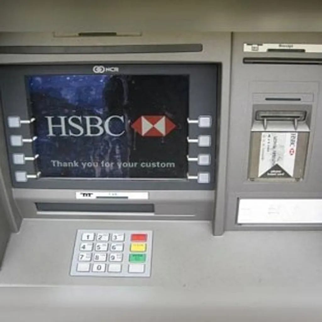 1993- ലാണ് തിരുവനന്തപുരത്ത് HSBC ഒരു ATM ആദ്യമായി സ്ഥാപിച്ചത്. അതിനെതിരെ ഉദ്ഘാടന ദിവസം തന്നെ പ്രതിഷേധമുണ്ടായി. ഓട്ടോമേറ്റഡ് ടെല്ലർ മെഷീൻ ബാങ്കിങ് തൊഴിലുകൾ വെട്ടിക്കുറയ്ക്കാനുള്ളതാണ് എന്നതായിരുന്നു പ്രതിഷേധത്തിനാധാരം.