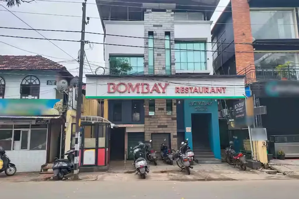 പോകെപ്പോകെ എല്ലാം ബ്രാൻഡുകളിലേക്ക് മാറി.  ബിരിയാണിക്കൊതി, ബോംബെ ബിരിയാണിക്കൊതിയായി. പൊറോട്ടക്കൊതി, പാരഗൺ പൊറോട്ടക്കൊതിയായി. വീട്ടിലെ ഊണും പൊതിച്ചോറും വരെ ബ്രാൻഡുകളുടെ മുദ്രയിലെത്തി. 