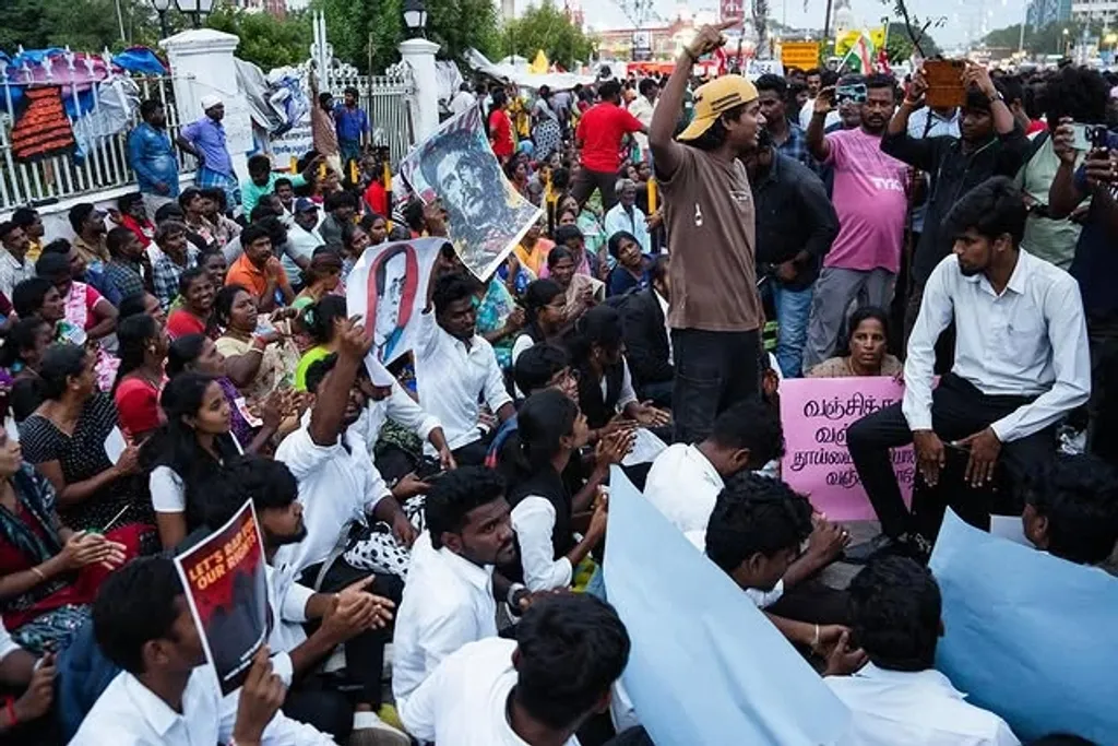 സ്മാർട്ട് സിറ്റികളുടെയും സർക്കുലർ ഇക്കോണമിയുടെയും (Circular Economy) പേരിൽ നഗരസഭകൾ സ്വീകരിക്കുന്ന സ്വകാര്യവൽക്കരണ നയങ്ങൾ, യഥാർത്ഥത്തിൽ ഈ മേഖലയിൽ പാരമ്പര്യമായി ജോലിചെയ്യുന്ന ലക്ഷക്കണക്കിന് തൊഴിലാളികളെ വ്യവസ്ഥാപിതമായി പുറന്തള്ളുന്ന 'ഡിജിറ്റൽ ഡിസ്പ്ലേസ്‌മെന്റിന്' (Digital Displacement) കാരണമാകുന്നു