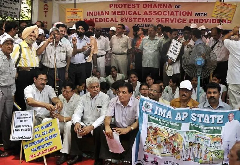 ക്ലിനിക്കൽ എസ്റ്റാബ്ലിഷ്മെന്റ്സ് നിയമത്തിലെ അപ്രായോഗികമായ വ്യവസ്ഥകളിൽ നിന്ന് ചെറുകിട ആശുപത്രികളെ ഒഴിവാക്കണമെന്ന് ഇന്ത്യൻ മെഡിക്കൽ അസോസിയേഷൻ ആവശ്യപ്പെടുന്നു. 