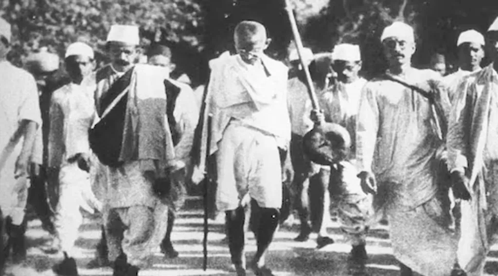 സാമ്രാജ്യത്വത്തിൻ്റെ കേന്ദ്രമായ ലണ്ടനിൽ ചെന്ന് കോട്ടും സൂട്ടുമിട്ട് സായിപ്പിനേക്കാൾ വലിയ സായിപ്പായി 'വേഷം കെട്ടി' ബാരിസ്റ്ററായി മാറിയ എം.കെ. ഗാന്ധി, 'കെട്ടിയ വേഷങ്ങളെല്ലാം അഴിച്ചുവെച്ച്' മഹാത്മാഗാന്ധിയായി മാറുകയായിരുന്നുവല്ലോ.