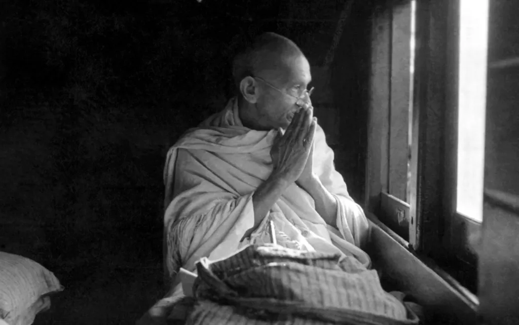 മഹാത്മാ ഗാന്ധി. ഗാന്ധിയൻ അഹിംസാ പ്രസ്ഥാനത്തിന്റെ ഊന്നലും ഉന്നവും, മൗലികമായും വ്യത്യസ്തങ്ങളാണ്. അത് തുറന്നിടുന്ന ആശയപ്രപഞ്ചത്തിന്റെ ആഴവും പരപ്പും വിസ്മയിപ്പിക്കുന്നതുമാണ്.