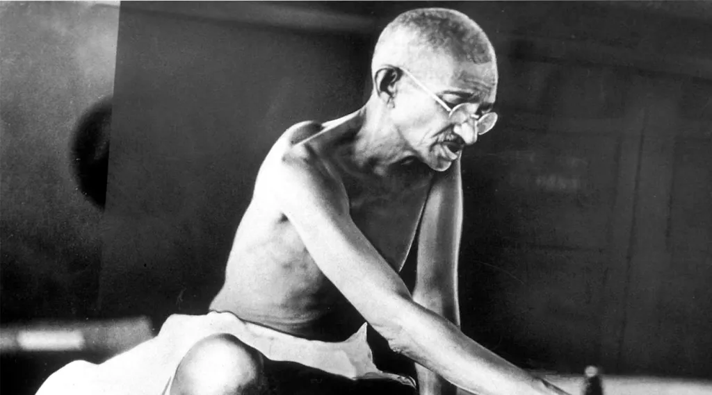മഹാത്മാഗാന്ധി. മഹാത്മാഗാന്ധിയുടെ ജീവിതം തന്നെ ഒരു വലിയ പ്രതിഷേധമായിരുന്നു. ഉപ്പുസത്യാഗ്രഹം മുതൽ ക്വിറ്റ് ഇന്ത്യ പ്രസ്ഥാനം വരെ അദ്ദേഹത്തിന്റെ രാഷ്ട്രീയം അഹിംസയുടെയും സത്യത്തിന്റെയും മനഃസ്സാക്ഷിയുടെയും മേൽ പണിതുയർത്തിയതായിരുന്നു. 