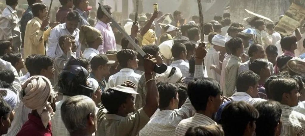 ഗുജറാത്ത് വംശഹത്യ നടന്ന് രണ്ട് വർഷങ്ങൾക്കിപ്പുറമാണ് എട്ടും ആറും വയസ്സായ ആ രണ്ട് സഹോദരന്മാരും എന്റെ ജീവിതത്തിലേക്ക് കടന്നുവന്നത്. വളരെ യാദൃശ്ചികമായി. (സുരക്ഷാ കാരണങ്ങളാൽ) അവരെ നമുക്ക് അലിയെന്നും അമീർ എന്നും തൽക്കാലം വിളിക്കാം.