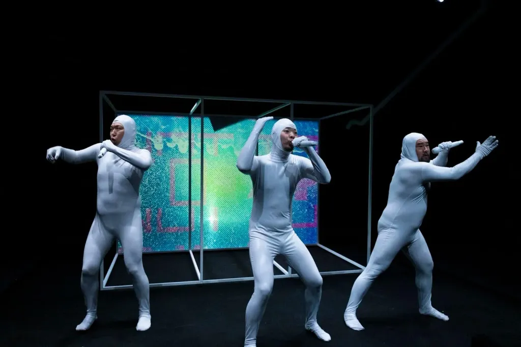 ജപ്പാൻ നാടകമായ ഹാംലെറ്റ് ടോയ്ലറ്റ് ഷേക്സ്പിയറോടോ ഹാംലെറ്റിനോടോ നീതി പുലർത്തിയില്ല എന്നു മാത്രമല്ല, കേവലമായ അനൗചിത്യക്കസർത്ത് മാത്രമായി അവതരണം.