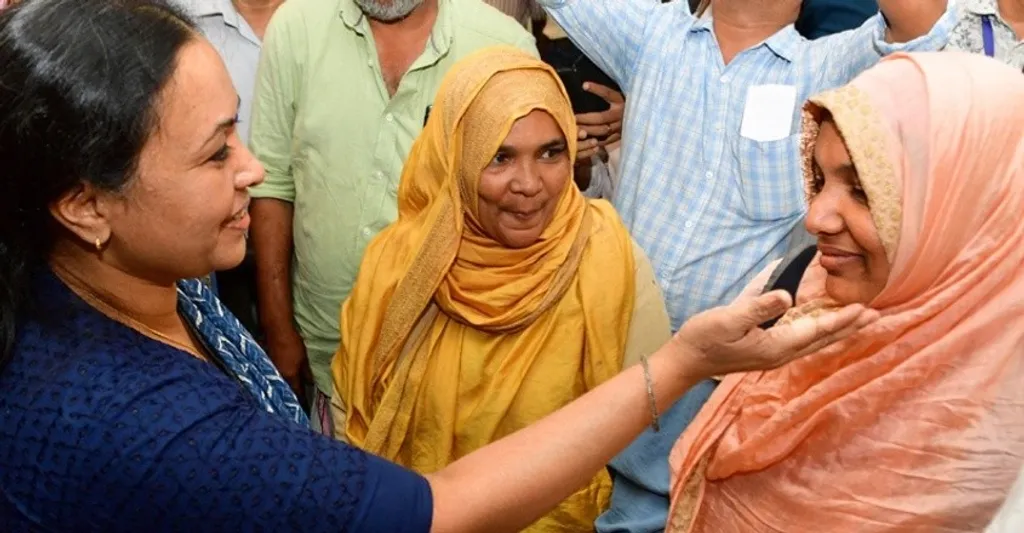 2023 ഫെബ്രുവരിയിൽ കോഴിക്കോട് മെഡിക്കൽ കോളേജാശുപത്രിക്കുമുന്നിൽ സമരം നടത്തിയ ഹർഷിനനെ ആരോഗ്യമന്ത്രി വീണ ജോർജ്ജ് സന്ദർശിച്ചപ്പോൾ.