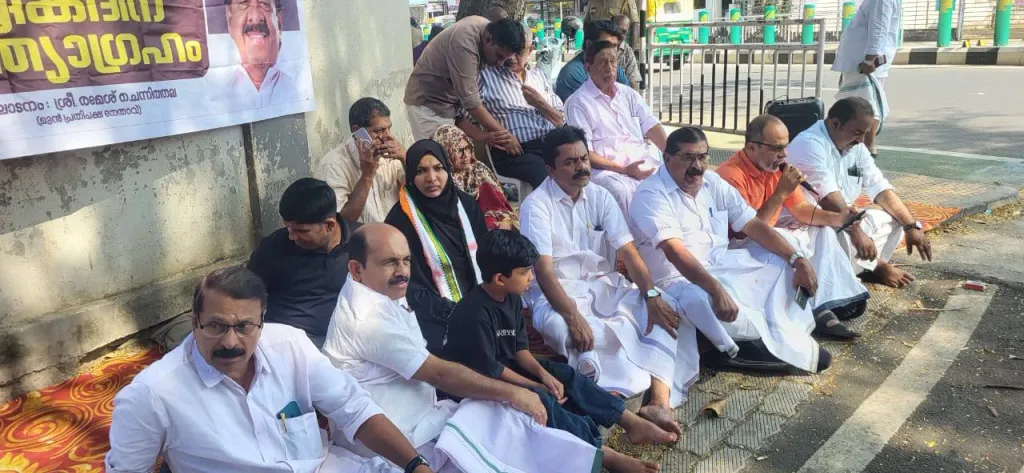 ആരോഗ്യമന്ത്രി വീണ ജോർജ്ജിന്റെ ഔദ്യോഗിക വസന്തിക്കുമുന്നിൽ ഹർഷിന സത്യഗ്രഹമിരിക്കുന്നു.