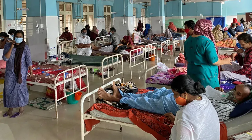 സർക്കാർ ആരോഗ്യസ്ഥാപനത്തിൽ ആരോഗ്യ പരിചരണം ശരിയായ രീതിയിൽ ലഭിക്കുക എന്നത് ഒരു ഭാഗ്യപരീക്ഷണമാണ്. ഈ തിരിച്ചറിവാണ് സാധാരണക്കാരായിട്ടുള്ള മധ്യവർഗ്ഗം സ്വകാര്യ ആശുപത്രികളെ കൂടുതലായും ആശ്രയിക്കുന്നതിന് കാരണമാവുന്നത്. (Representative image)