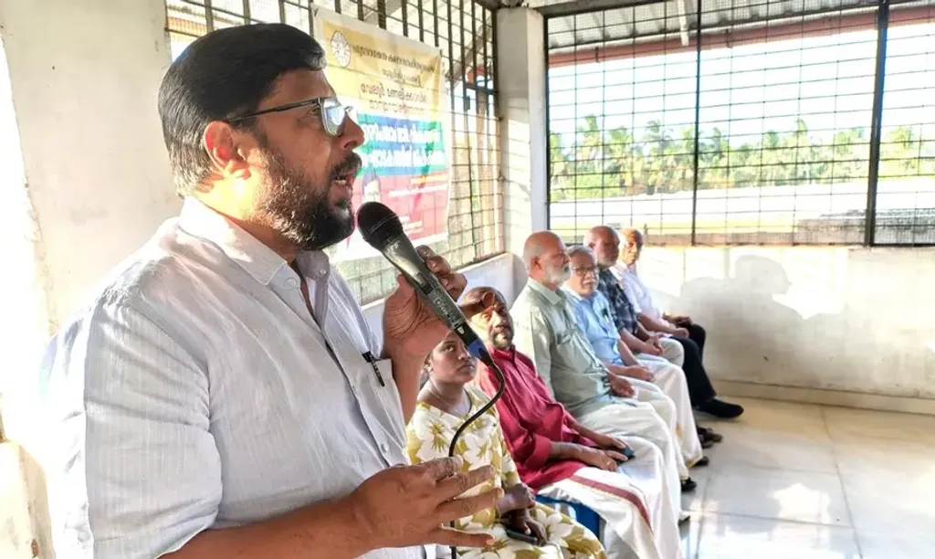 വേലൂർ മാറുമറയ്ക്കൽ സമരത്തിന്റെ 70-ാം വാർഷികാചരണ പരിപാടികളുടെ സംഘാടകസമിതി  രൂപീകരണയോഗം സി.പി.എം തൃശ്ശൂർ ജില്ലാ സെക്രട്ടറി കെ.വി. അബ്ദുൽ ഖാദർ ഉദ്ഘാടനം ചെയ്യുന്നു.