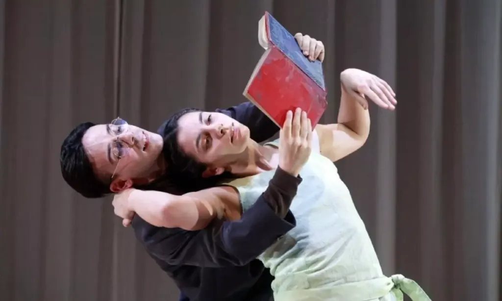 ലോകപ്രശസ്ത സ്പാനിഷ് നൃത്ത- നാടക സംഘമായ കാര്‍ലിക് ഡാന്‍സ തിയേറ്ററോ അവതരിപ്പിച്ച നാടകമായിരുന്നു ലൂസിയ ജോയ്സ് എ സ്മാള്‍ ഡ്രാമ ഇന്‍ മോഷൻ. ബ്ലാക്ക്ബോക്സിലെ ഒതുങ്ങിയ രംഗവേദിയിൽനിന്നു പക്ഷെ നാടകം പറയാതെ പറയുന്ന കഥകളും ചരിത്രവും ചേർന്ന് കവിഞ്ഞൊഴുകി. 