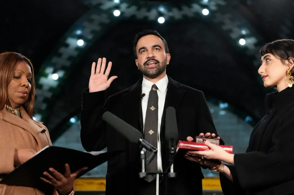 2026 ജനുവരി ഒന്നിന് സൊഹ്‌റാൻ മംദാനി ന്യൂയോർക്ക് മേയറായി ഖുർആൻ തൊട്ട് സത്യപ്രതിജ്ഞ ചെയ്യുന്നു. ആഗോളവൽക്കരണത്തെ തുടർന്നുള്ള കുടിയേറ്റ ചരിത്രത്തിലെ നിർണായകമായ മുഹൂർത്തമായിരുന്നു ഇത്.