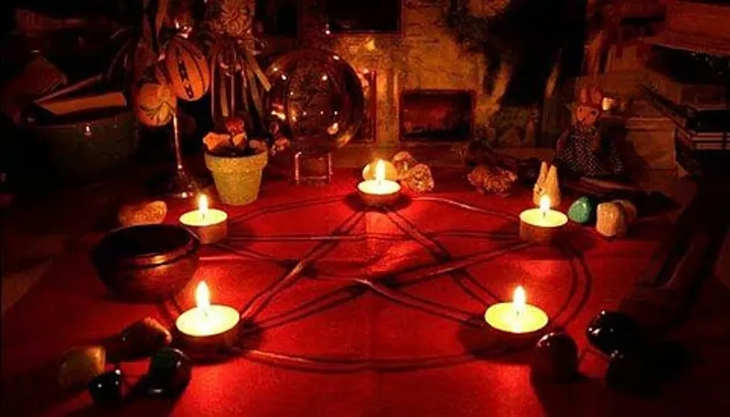 മലയരുടെ അനുഷ്ഠാന കർമ്മത്തിൽ കണ്ണേറ് ദോഷപ്പാട്ട് വളരെ പ്രധാനപ്പെട്ടതാണ്. മന്ത്രവാദം, ദുർമന്ത്രവാദം പാട്ട് എന്നിവ മലയരുടെ തെയ്യങ്ങളുടെ സവിശേഷതയാണ്. 