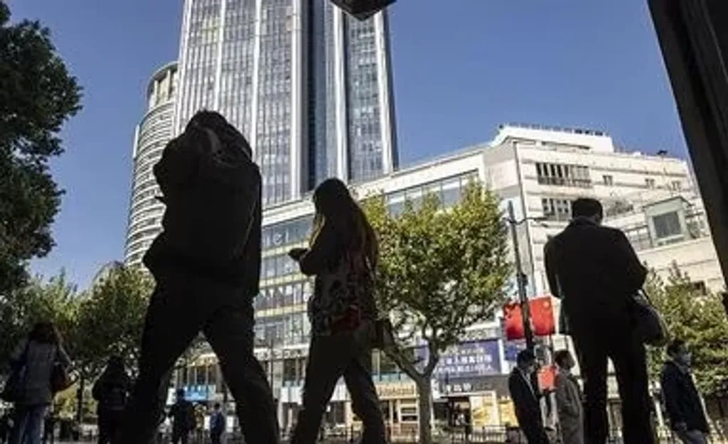 തൊഴിലുകളുടെ എണ്ണം കുറയ്ക്കാൻ മുൻകൂട്ടി തയ്യാറാക്കപ്പെട്ട പദ്ധതി നടപ്പാക്കാൻ പറ്റിയ സന്ദർഭം എന്ന നിലയ്ക്കാണ് കോവിഡിന്റെ ലോക്ക് ഡൗൺ കാലഘട്ടം മുതലാളിത്ത സംരംഭങ്ങൾ ഉപയോഗിച്ചത്. 