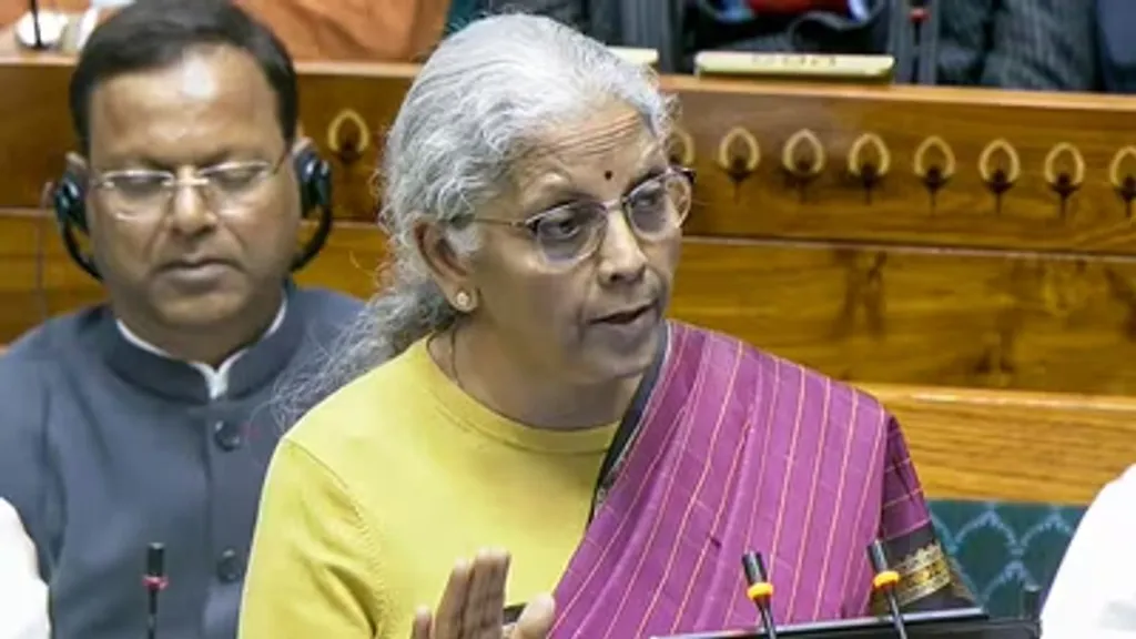 കേന്ദ്ര ധനകാര്യമന്ത്രി നിർമല സീതാരാമൻ ബജറ്റ് അവതരണത്തിനിടെ. ബഡ്ജറ്റ് എന്നത് ആണ്ടറുതികളിൽ പാർലമെന്റിൽ നടത്താനുള്ള വെറുമൊരു വാചകക്കസർത്താണ് എന്ന് നിർമ്മലാ സീതാരാമൻ നേരത്തെ തെളിയിച്ചു കാട്ടിയിട്ടുണ്ട്. ഇത്തവണയും പതിവ് തുടർന്നു എന്നു മാത്രം.