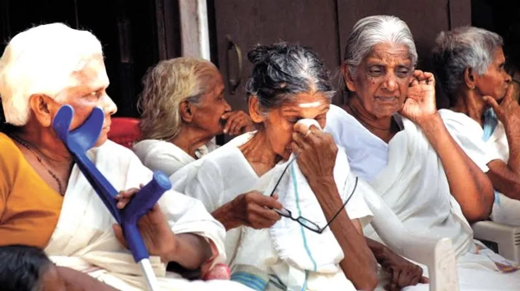 വാർദ്ധക്യകാലത്തെ ഒറ്റപ്പെടൽ ഒഴിവാക്കാനും മാനസിക-ശാരീരിക പിന്തുണ ഉറപ്പാക്കാനും 'കെയർ ഇക്കോണമി' (Care Economy) എന്ന ആശയത്തിലൂന്നിയ വികേന്ദ്രീകൃത പരിചരണ സംവിധാനങ്ങൾക്ക് ബജറ്റ് ഊന്നൽ നൽകുന്നു.