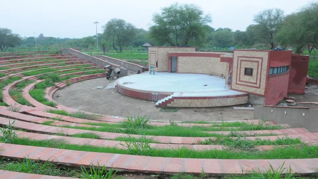 പൂർണ്ണമായും അടച്ചുപൂട്ടാതെ തുറസ്സായ സ്ഥലത്ത് രൂപം കൊള്ളുന്ന വേദികളാണ് തുറസ്സരങ്ങ് അഥവാ ഓപ്പൺ എയർ തിയേറ്റർ. വേദിയും പ്രേക്ഷക ഇരിപ്പിടങ്ങളും സ്ഥിരമായി നിലനിർത്താവുന്ന വസ്തുക്കൾ കൊണ്ട് നിർമ്മിച്ചിട്ടുണ്ടാകും.