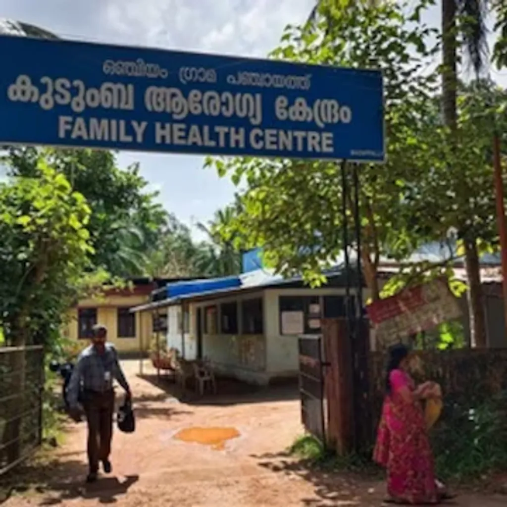 ഇന്ത്യയിലെ പൊതുജനാരോഗ്യ നിലവാരരേഖ അനുസരിച്ച് പ്രാഥമികാരോഗ്യ കേന്ദ്രത്തിൽ ഒരു ഡോക്ടറെങ്കിലും വേണം. ജില്ലാ ആശുപത്രികളിൽ 28 മുതൽ 66 വരെ ഡോക്ടർമാർ ഉണ്ടാവണം. 