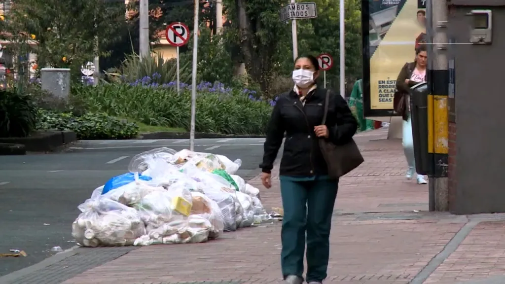 ഭൂമിശാസ്ത്രപരമായ അതിരുകൾക്കപ്പുറം, ആഗോള മൂലധനശക്തികൾ മാലിന്യത്തെ ഒരു ലാഭകരമായ വിപണിയായി മാത്രം കാണുകയും അതിൽ പണിയെടുക്കുന്ന മനുഷ്യരെ 'ഉപയോഗശൂന്യമായ വസ്തുക്കളായി' (Disposable) പരിഗണിക്കുകയും ചെയ്യുന്നു. 