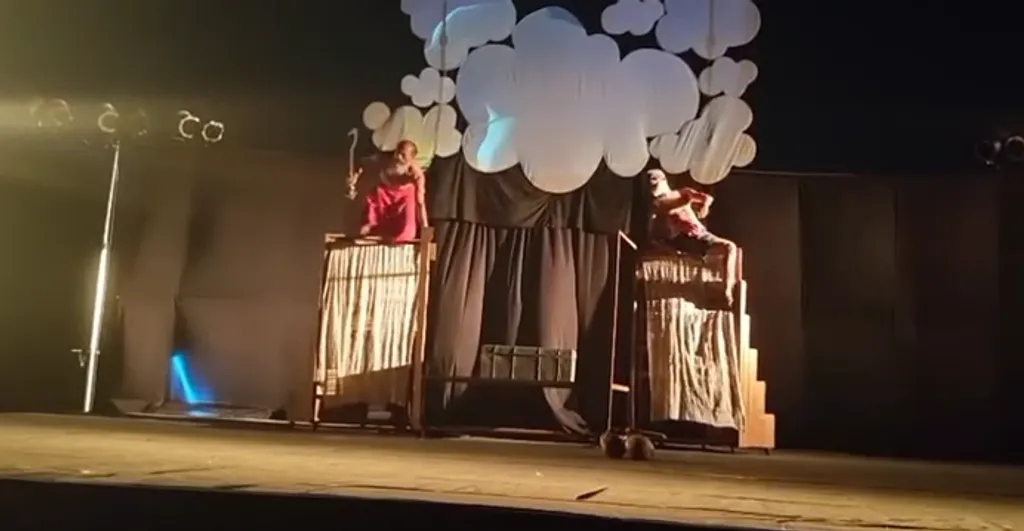 ഓപ്പൺ എയറിൽ ഡിസൈൻ ചെയ്ത 'നന്മയിൽ ജോൺ കിഹോത്തെ'  നാടകം ഓഡിറ്റോറിയത്തിൽ കളിക്കാനാവശ്യപ്പെടുന്നു. അത് പറ്റില്ല എന്നു പറയുമ്പോൾ 'വെയ്റ്റിംഗ് ലിസ്റ്റിൽ അടുത്ത നാടകമുണ്ട് ' എന്ന മറുപടി ഉണ്ടാവുക, "ഞാനും നിങ്ങളും ഒപ്പുവച്ചാൽ മാത്രമേ അവതരണം നടക്കുകയുള്ളൂ" എന്ന് സെക്രട്ടറി ഭീഷണി മുഴക്കുക- ഇതൊക്കെ ബ്ലാക്മെയിലിങ്ങും ഗുണ്ടായിസവുമാണ്, കലാസ്ഥാപനത്തിന് ചേർന്നതല്ല.