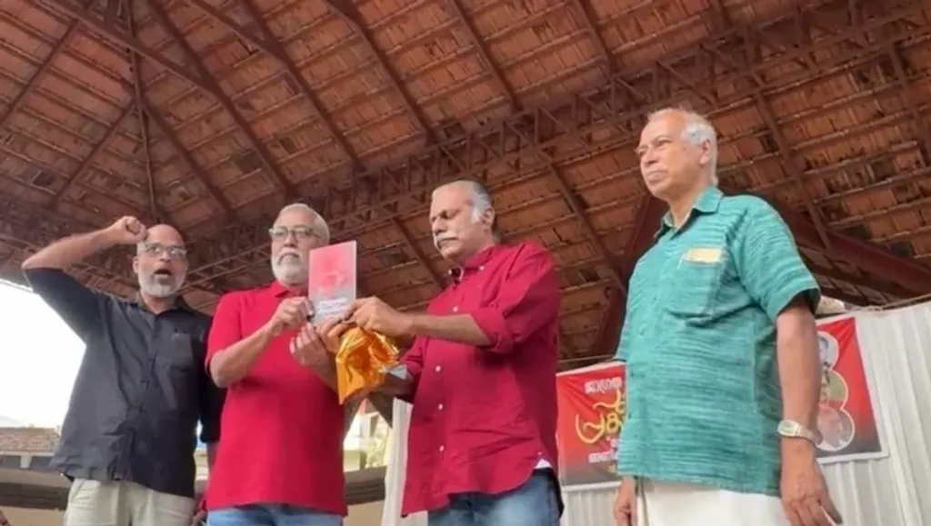 സിപിഎം പുറത്താക്കിയ മുൻ ഏരിയാ സെക്രട്ടറി വി കുഞ്ഞികൃഷ്ണൻ എഴുതിയ പുസ്തകം പയ്യന്നൂരിലെ ഗാന്ധി പാർക്കിൽ വച്ച് പ്രകാശനം ചെയ്യുന്ന ചടങ്ങിൽ, ജോസഫ് സി മാത്യുവിൽ നിന്ന് പുസ്തകത്തിൻ്റെ ആദ്യ പ്രതി വി എസ് അനിൽകുമാർ ഏറ്റുവാങ്ങുന്നു.