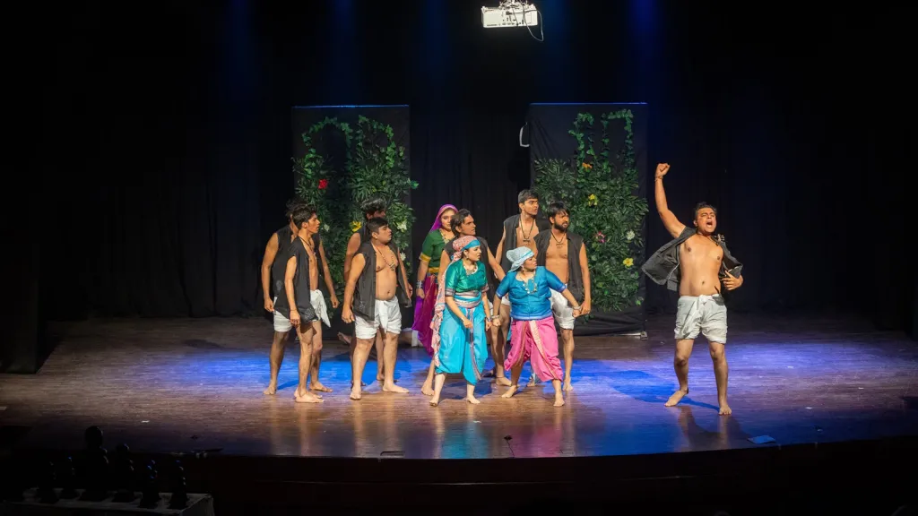 നാടകവേദി രാഷ്ട്രീയത്തിന്റെയും സാമൂഹിക പ്രതികരണത്തിന്റെയും ശക്തമായ വേദിയാകുന്നത് അധികാരികളെ എക്കാലവും ഭയപ്പെടുത്തിയിട്ടുണ്ട്.