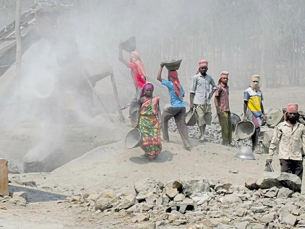 മണ്ണിലും കല്ലിലും മണലിലും ഉള്ള പ്രധാന ഘടകമാണ് സിലിക്ക. ഇത്തരം പരമ്പരാഗത തൊഴിൽമേഖലകളിൽ വര്‍ഷങ്ങളോളം ജോലി ചെയ്യുന്നവരിലാണ് സിലിക്കോസിസിനു സാധ്യത കൂടുതൽ.