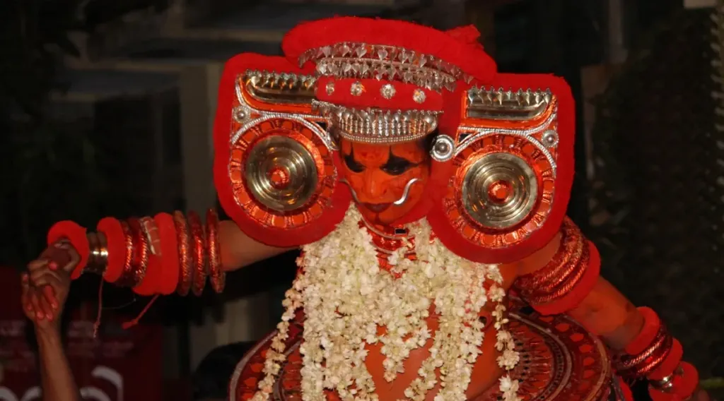 തറവാട്ടിൽ നടത്തുന്ന കളിയാട്ടങ്ങൾ ആ തറവാട്ടിലെ ദൈവങ്ങളുടെ കെട്ടിയാടലുകളാണ്. കുലത്തെയ്യങ്ങൾ ജാതി തെയ്യങ്ങളായി തറവാട്ട് ഭൂമിയിൽ നിറഞ്ഞാടുമ്പോൾ ദേശത്തെ കീഴ്ജാതി വിഭാഗങ്ങൾ അത് അവരുടെ ദൈവമായും ഉത്സവമായും അംഗീകരിക്കുന്നു. 