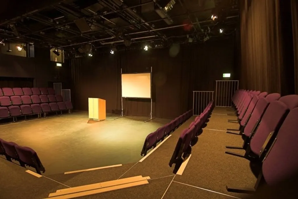 നീളം കൂടിയ ഇടുങ്ങിയ അരങ്ങിന്റെ രണ്ടുവശത്തും പ്രേക്ഷകർ മുഖാമുഖം ഇരിക്കാൻ പറ്റുന്ന വേദികളെയാണ് ട്രവേഴ്സ് അല്ലെങ്കിൽ സാൻഡ്‌വിച്ച് തിയേറ്റർ എന്ന് വിളിക്കപ്പെടുന്നത്.