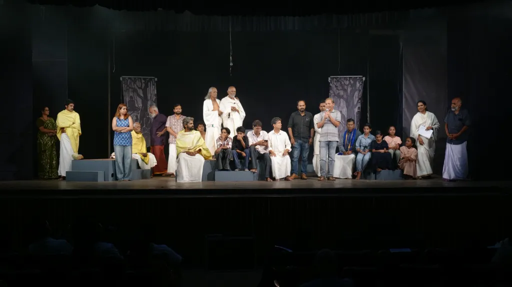 രംഗവേദിയും കഥാപാത്രങ്ങളും തമ്മിലുള്ള സംവാദങ്ങളിലൂടെ നാടകം ഇനിയും തെളിഞ്ഞുവരേണ്ടിയിരിക്കുന്നു. ദീപവിന്യാസവും ശബ്ദക്രമീകരണവും നാടകത്തിന്റെ സ്വഭാവത്തെ എടുത്തുകാട്ടുന്നവയാണ്. 