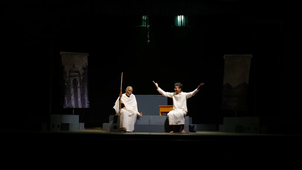 അരുവിപ്പുറം പ്രതിഷ്ഠയിലൂടെയും എസ്.എൻ.ഡി.പി. യോഗത്തിന്റെ രൂപീകരണത്തിലൂടെയും പൊതുസംവാദങ്ങളിലേക്ക് എടുത്തെറിയപ്പെട്ട ഗുരുവിന്റെ പ്രതികരണങ്ങളാണ് ഈ സംവാദങ്ങളിൽ നിറഞ്ഞുനിൽക്കുന്നത്.