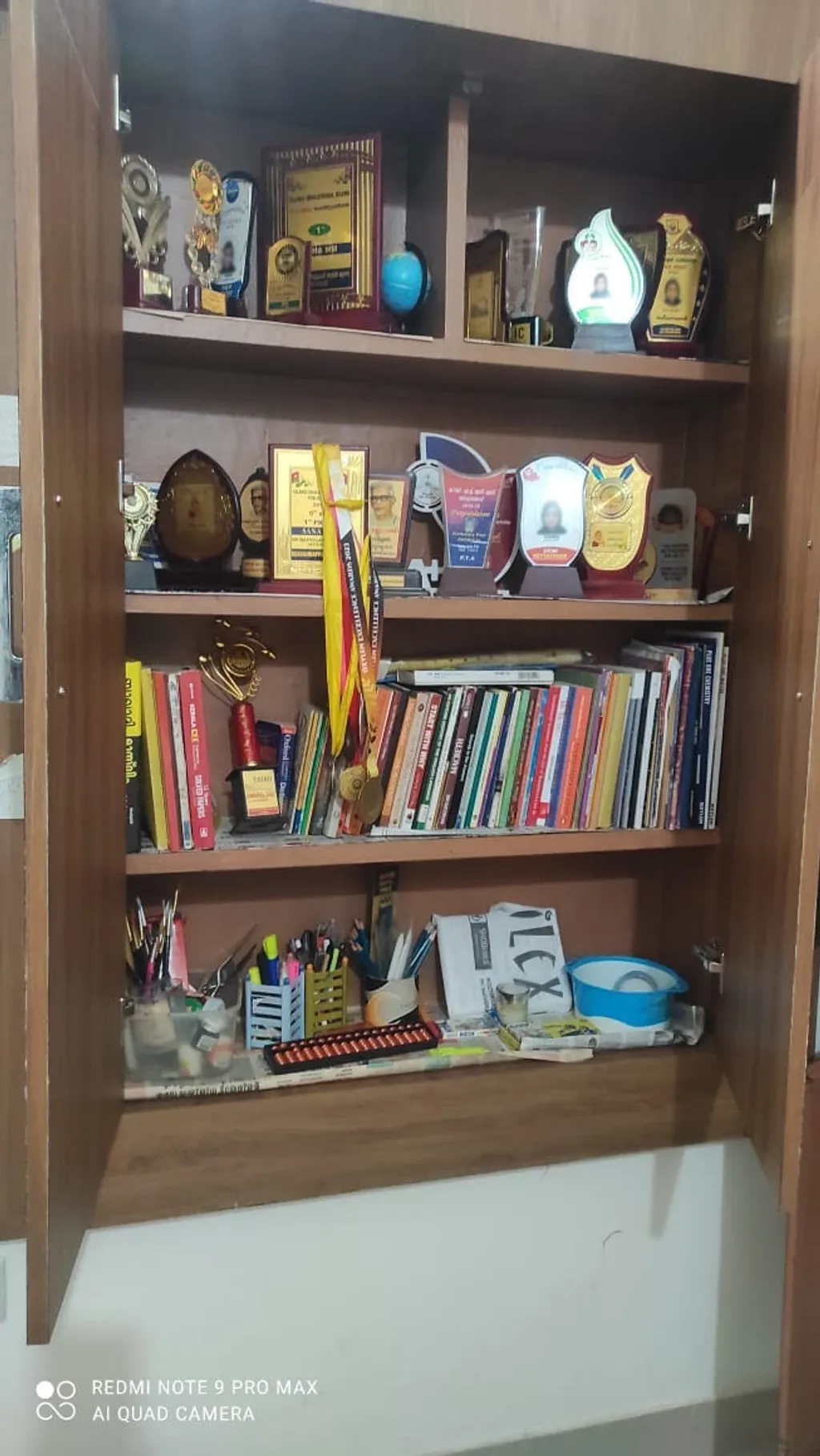 ചാലിയാറിൽ ദുരൂഹസാഹചര്യത്തിൽ മരിച്ച പെൺകുട്ടിയുടെ പഠനമുറി. പഠനത്തിലും പാഠ്യേതര വിഷയങ്ങളിലും മിടുക്കിയായിരുന്ന ആ പെൺകുട്ടിയുടെ സ്വപ്നം ബഹിരാകാശ ശാസ്ത്രജ്ഞയാവുകയെന്നതായിരുന്നു. 