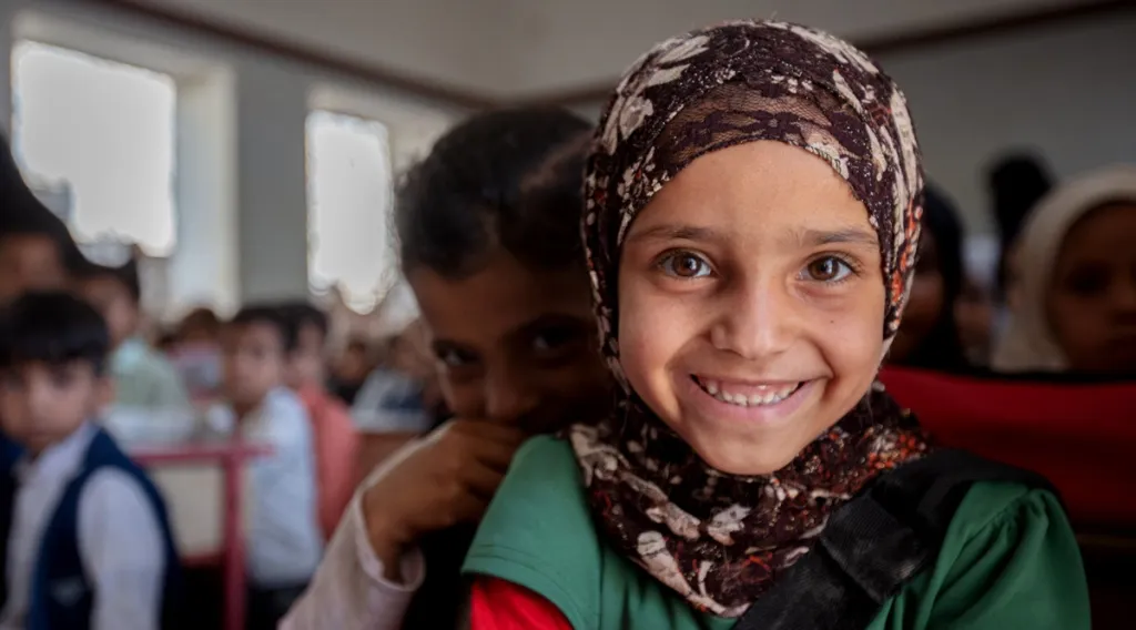 യെമനിൽ ഏകദേശം 1.5 ദശലക്ഷം പെൺകുട്ടികൾ സ്കൂളിൻെറ പടി കടക്കാത്തവരാണ്. പ്രത്യേകിച്ച് ഗ്രാമപ്രദേശങ്ങളിൽ സാമൂഹിക ചട്ടക്കൂടുകളും അരക്ഷിതാവസ്ഥയും ലിംഗപരമായ അസമത്വങ്ങൾ വർദ്ധിപ്പിക്കുന്നു. 