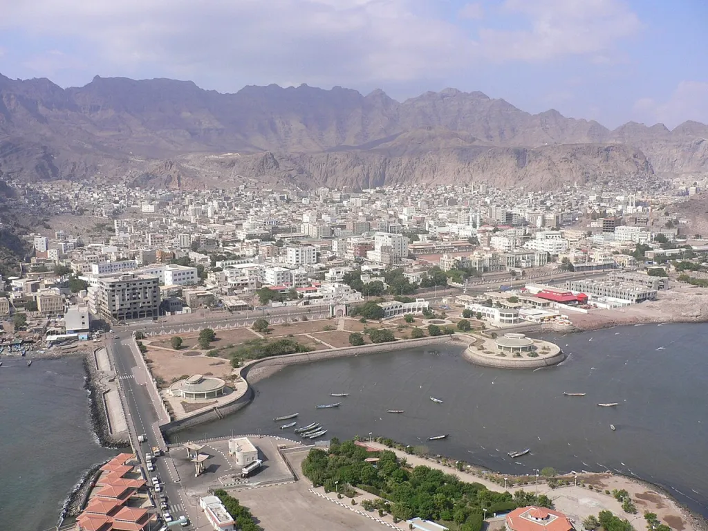 എനിക്ക് ഇന്ത്യൻ - യെമനി പാരമ്പര്യമാണുള്ളത്. ബ്രിട്ടീഷ് കൊളോണിയൽ ഇന്ത്യയിൽ നിന്നും യെമനിൽ കച്ചവടത്തിന് വന്നയാളാണ് മുത്തച്ഛൻ. പിന്നീട് അദ്ദേഹം മുത്തശ്ശിയെ വിവാഹം ചെയ്യുകയും യെമനിൽ സ്ഥിരതാമസമാക്കുകയും ചെയ്തു. ഒരു യെമനി യുവതിയായ എൻെറ ഇന്ത്യയിലേക്കുള്ള പറിച്ചുനടൽ അങ്ങനെയായിരുന്നു. 