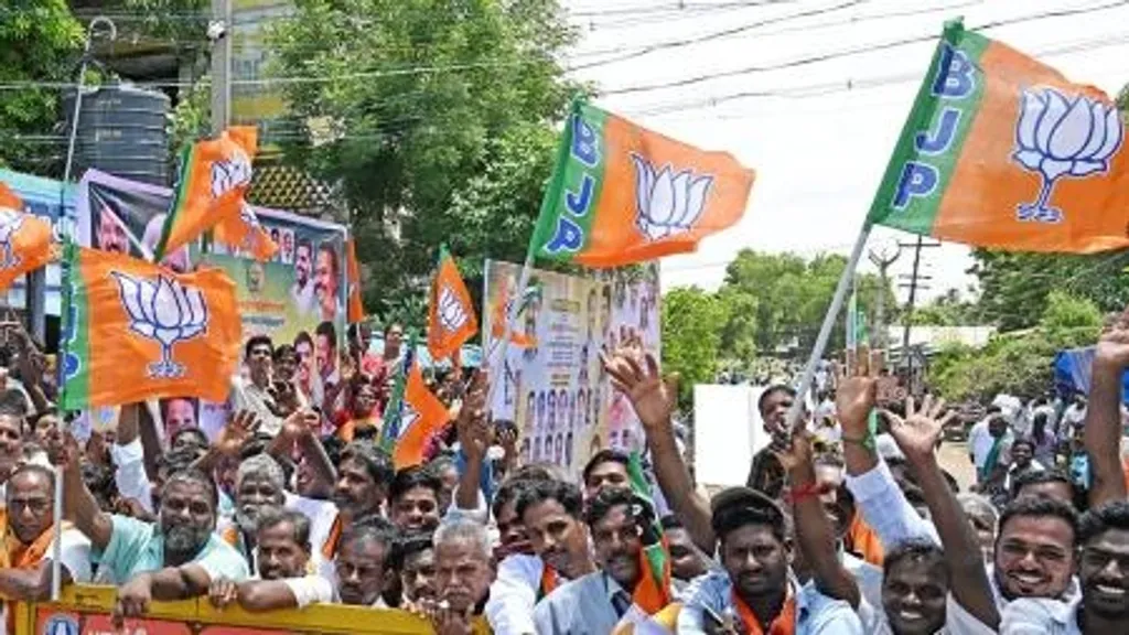 ഈ തെരെഞ്ഞെടുപ്പുവേളയെ നമ്മുടെ ചെറുത്തുനിൽപ് ശക്തിപ്പെടുത്താനുള്ള അവസരമാക്കി മാറ്റണമെന്ന് ഞങ്ങൾ മലയാളികളോട് അഭ്യർത്ഥിക്കുന്നു. നിങ്ങളുടെ മുന്നിൽ വരുന്ന ഒരൊറ്റ ബിജെപി സ്ഥാനാർത്ഥിയെയും ചോദ്യംചെയ്യാതെ വിടരുത്. 