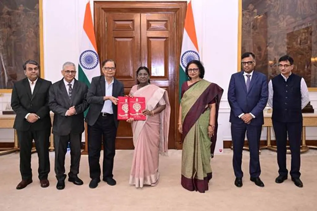 പതിനാറാം ധനകാര്യ കമ്മീഷൻ രാഷ്ട്രപതി ദ്രൗപദി മുർമുവിന് റിപ്പോർട്ട് സമർപ്പിക്കുന്നു