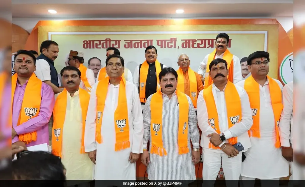 മൃദുഹിന്ദുത്വ സമീപനം സ്വീകരിച്ച കോൺഗ്രസ് ഭരിച്ച പഴയ എല്ലാ സംസ്ഥാനങ്ങളിലും ഇന്ന് ബി.ജെ.പി അധികാരം പിടിച്ചെടുത്തിരിക്കുകയാണ്. എന്നുമാത്രമല്ല പഴയ കോൺഗ്രസ് എം.പിമാരും എം.എൽ.എ മാരും മുഖ്യമന്ത്രിയുമൊക്കയായിരുന്നവർ ഇന്ന് ബി.ജെ.പി നേതാക്കളായിരിക്കുന്നു.