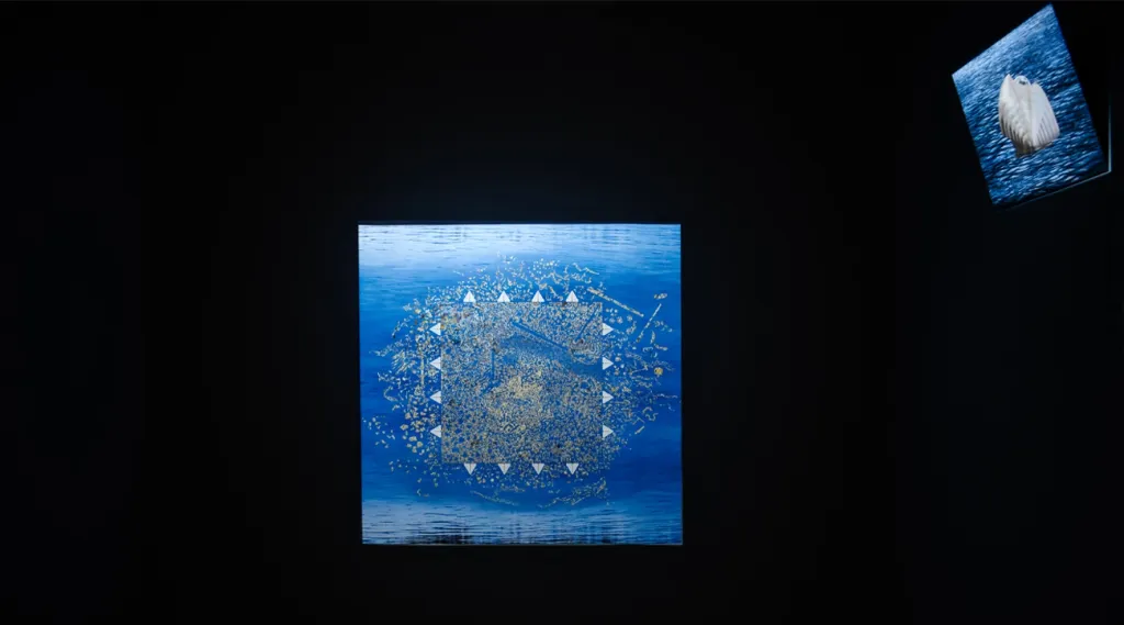 ശ്രീനഗർ താഴ് വരയിലെ ദാൽ തടാകത്തിന്റെ നീലവെളിച്ചം, ഈ പ്രദർശനത്തിനു നൽകുന്നത്, അത്തരമൊരു "ദൈവദിനത്തിന്റെ വെളിച്ച’’മാണ്.