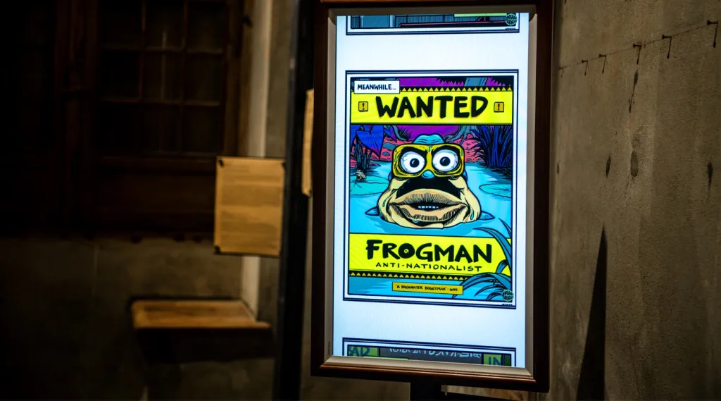 രതീഷിന്റെ ചിത്രത്തോട് ചേർന്ന് കാണാവുന്നത് അപ്പുപെൻ രചിച്ച ആംഫി ജോസിന്റെ ലോകം X ഫ്രോഗ്മാൻ എന്ന  ഗ്രാഫിറ്റിയാണ്. 