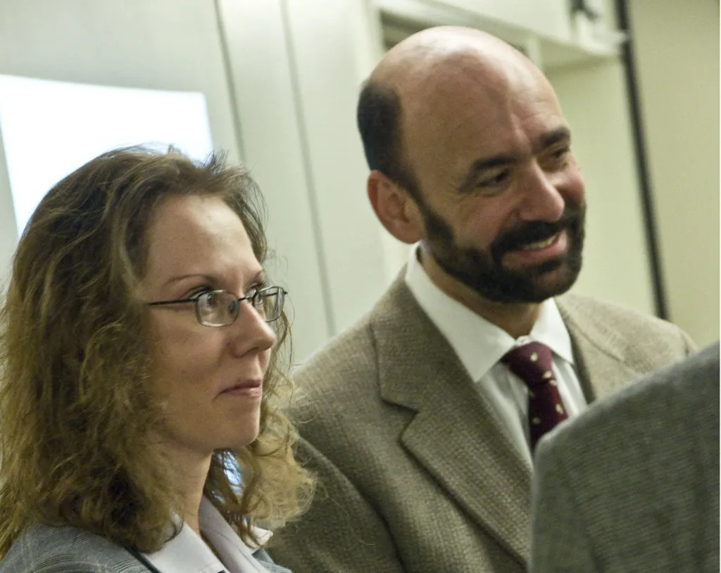 അമേരിക്കൻ സാമൂഹ്യശാസ്ത്രജ്ഞരായ റിച്ചാർഡ് അരും, ജോസിപ റോക്സയും.  24 സർവ്വകലാശാലകളിലായി 2300-ൽ അധികം ബിരുദ വിദ്യാർത്ഥികളെ നിരീക്ഷിച്ചപ്പോൾ, രണ്ട് വർഷത്തെ കോളേജ് വിദ്യാഭ്യാസത്തിനുശേഷവും 45% പേർക്ക് വിമർശനാത്മക ചിന്തയിൽ (critical thinking) കാര്യമായ പുരോഗതി ഉണ്ടായില്ലെന്ന് അവർ കണ്ടെത്തി.