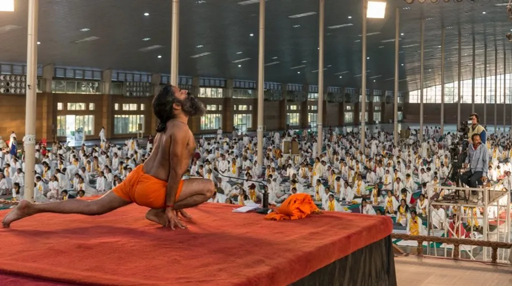 ബാബ രാംദേവ്. യോഗയ്ക്ക് പ്രത്യേകമായ ദൃശ്യാത്മകത ഒരുവേള കൂടുതൽ പ്രകടമാക്കപ്പെട്ടത് ഈ സഹസ്രാബ്ദത്തിലെ ആദ്യ നൂറ്റാണ്ടിന്റെ ആദ്യ ഘട്ടത്തിൽ ബാബ രാംദേവ് യോഗയുടെയും ശ്വസനരീതികളുടെയും പ്രദർശനം തുടങ്ങിയതോടെയാണ്. 