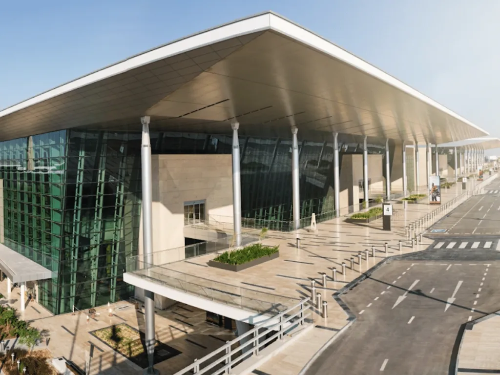 ബഹ്റൈൻ എയർപോർട്ട് അടച്ചുവെന്ന വാർത്ത വായിച്ചപ്പോൾ ഒരു മിന്നൽ മനസ്സിലൂടെ പാഞ്ഞു. മാർച്ച് ആറിന് രാത്രി ഷാങ്ഹായ് എയർപോർട്ടിൽ നിന്നാണ് ബഹ്റൈനിലേക്കുളള മടക്കടിക്കറ്റ്. 